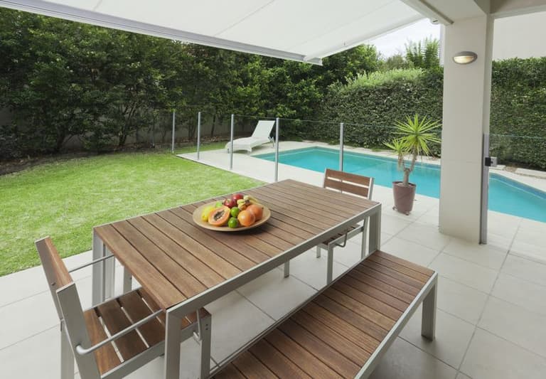table de jardin bois aluminium résine
