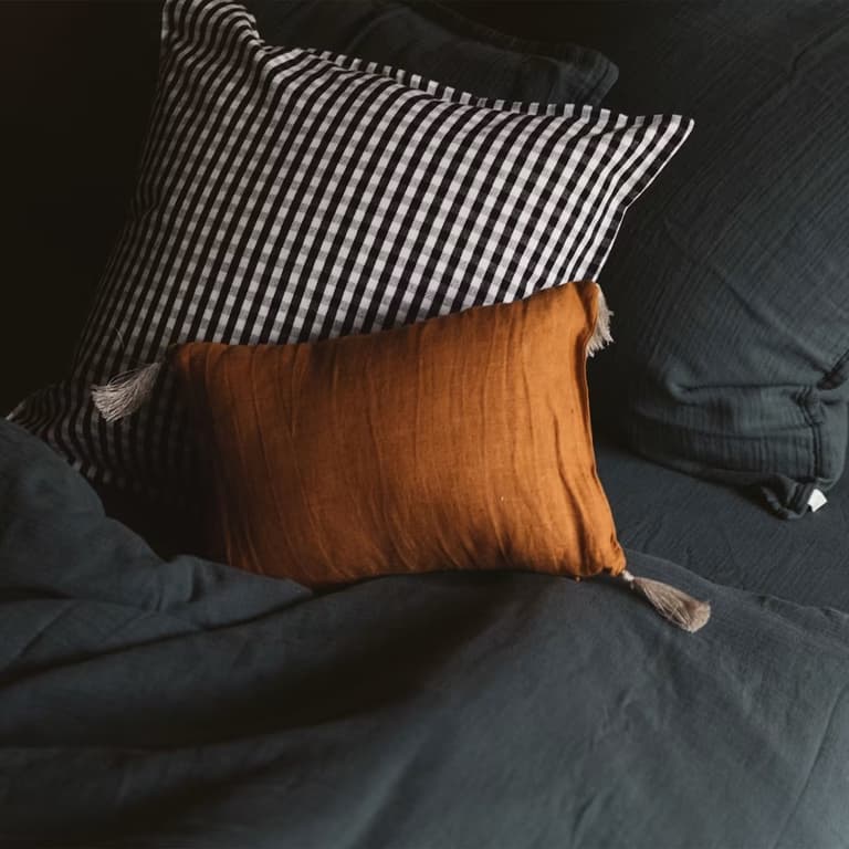 assortir linge de lit vichy dépareillé pompon lin velours