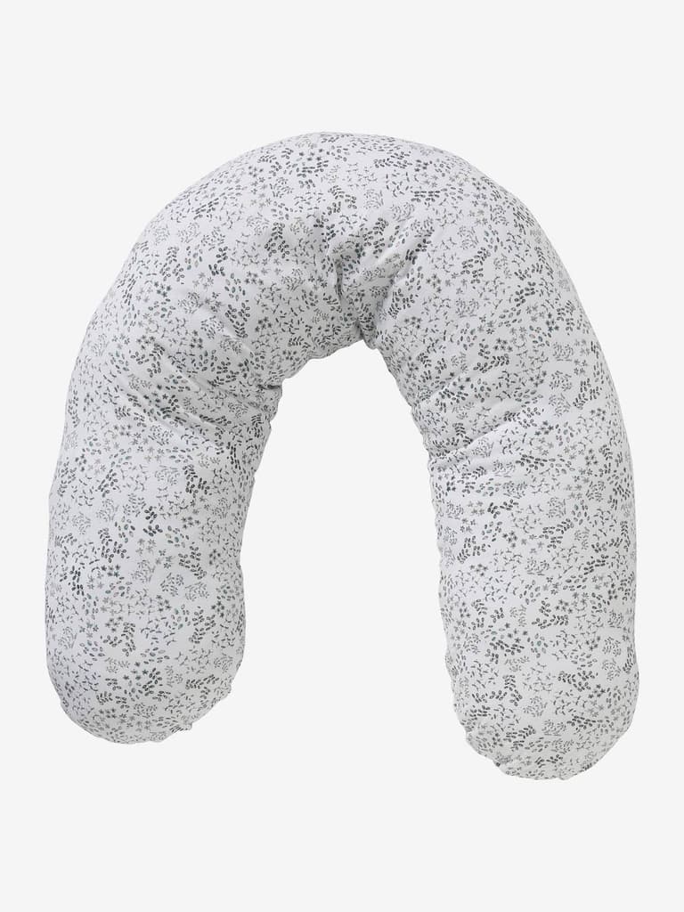 Coussin d’allaitement en coton posé sur un canapé