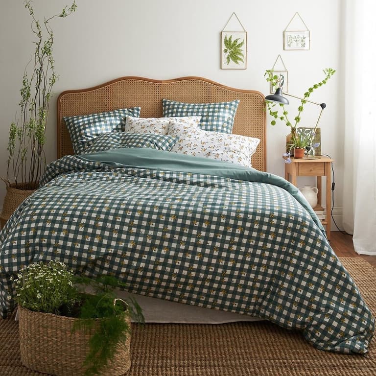 chambre déco campagne chic cottage carreaux vert blanc cannage