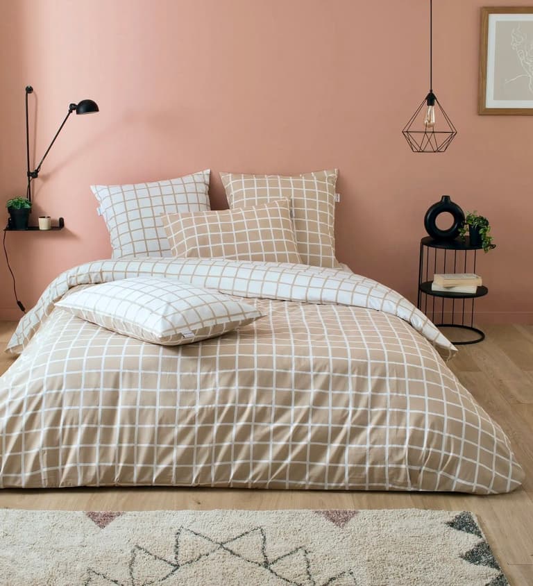 chambre mur rose pale lampe noire décoration blog