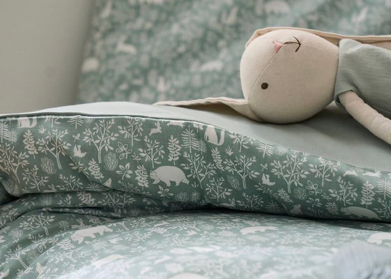 déco chambre enfant vert sauge - blog décoration - clem atc