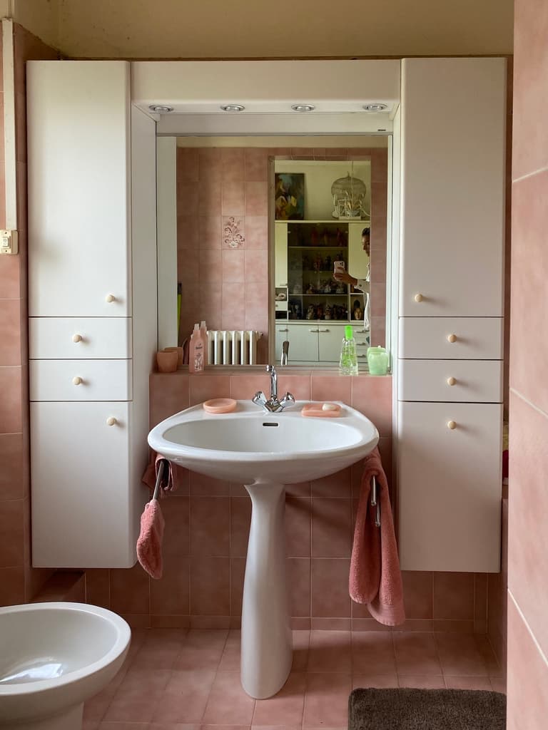 repeindre sa salle de bains vieillotte rose rétro