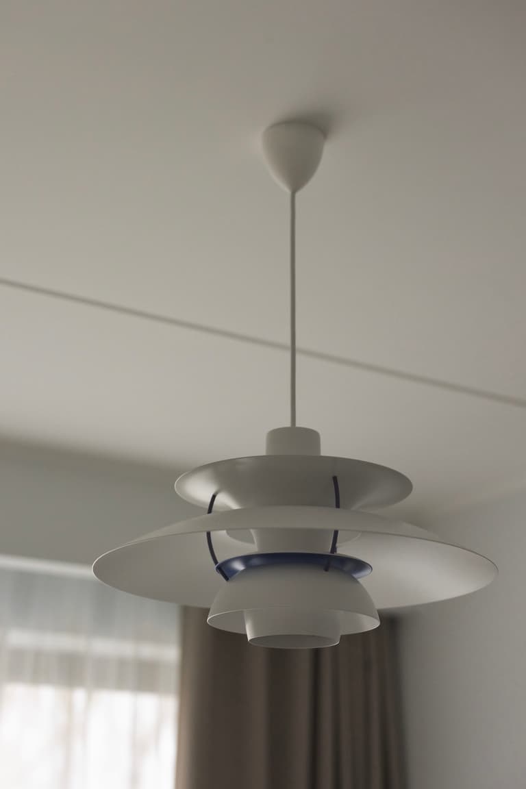 suspension design blanche violette bleu roi Klein