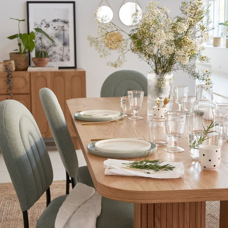 Salle à manger en bois avec table rectangulaire et chaises colorées