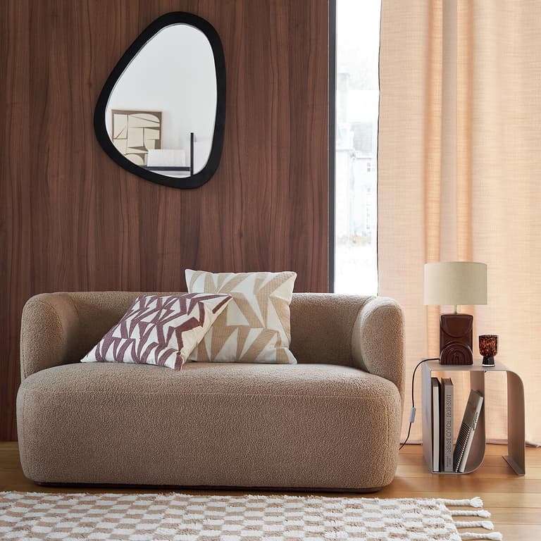 Salon beige et brun d'inspiration années 1980 avec canapé modulable et lampe