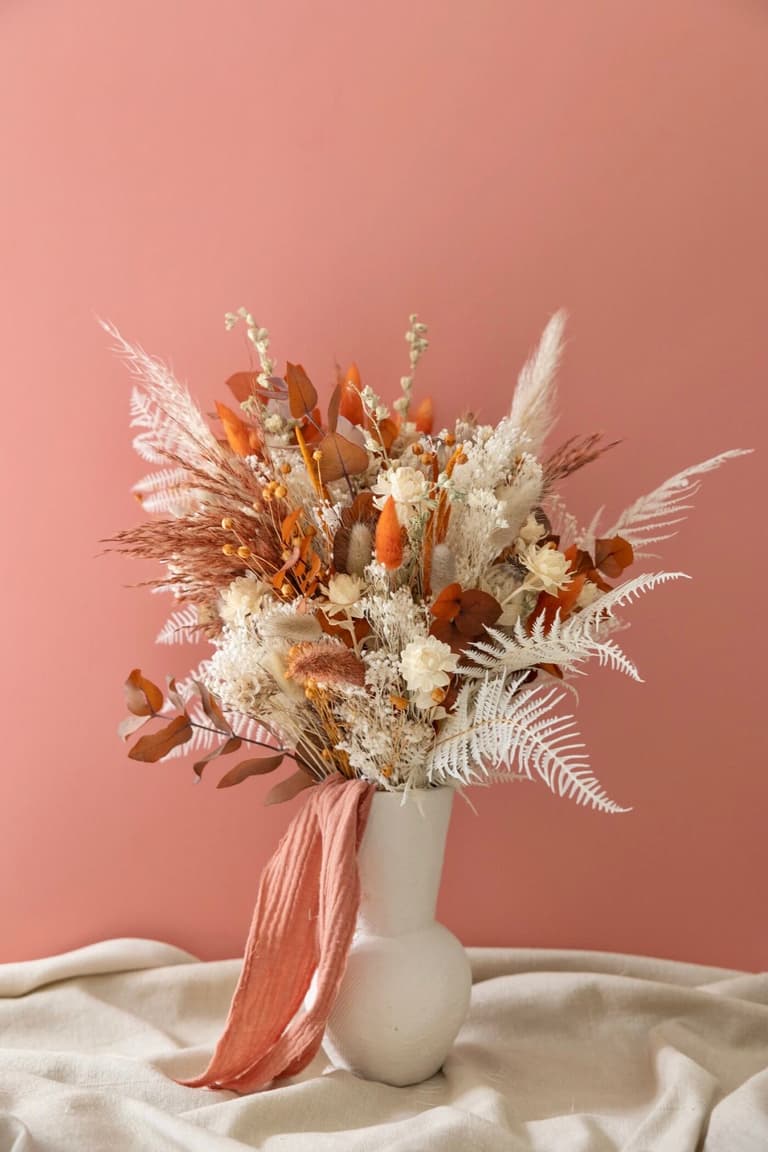 bouquet fleurs séchées printemps beige blanc orange corail
