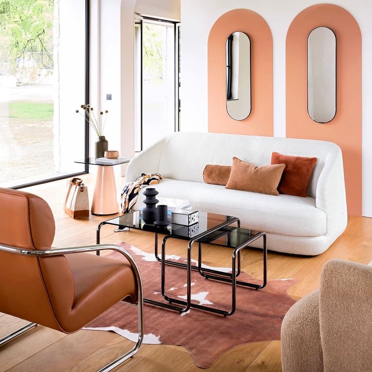 Salon aux tons marron et orange avec canapé bas et table chromée