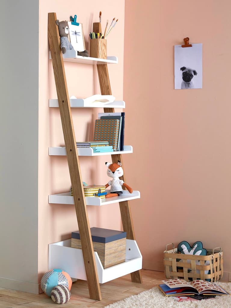 chambre enfant mur peinture rose pêche étagère échelle