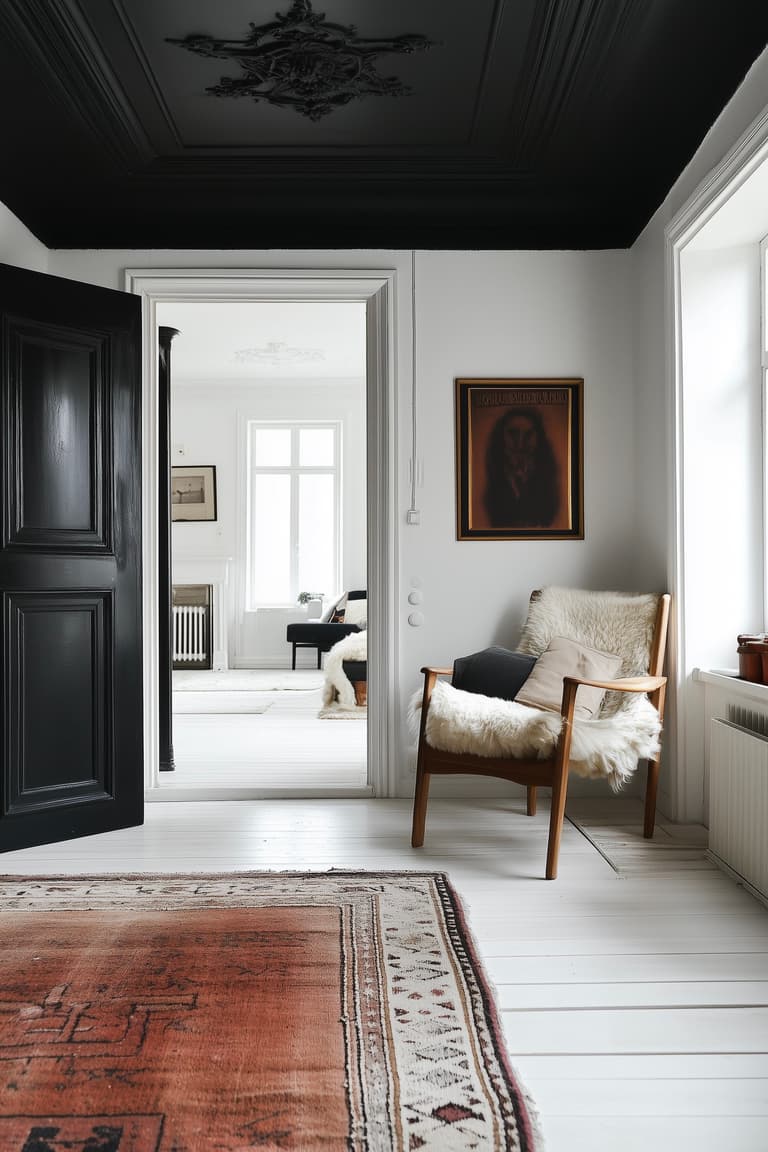 Appartement classique avec plafond noir et décoration d’inspiration suédoise