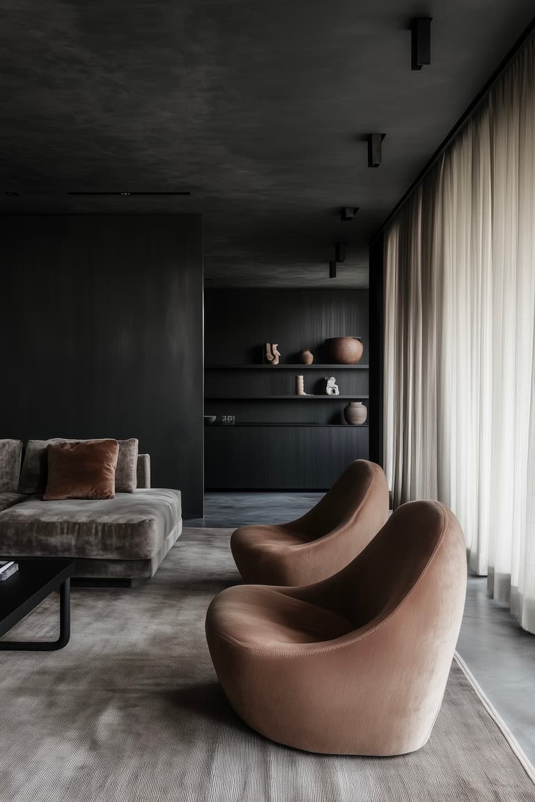 Intérieur chaleureux avec plafond noir, mobilier sombre et matières velours