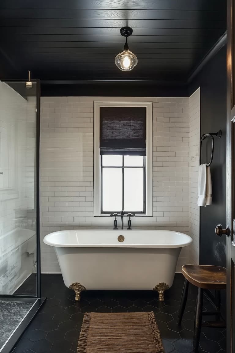 Salle de bain rétro noire et blanche avec carrelage hexagonal