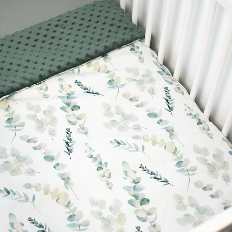 couverture réversible en minky motif eucalyptus