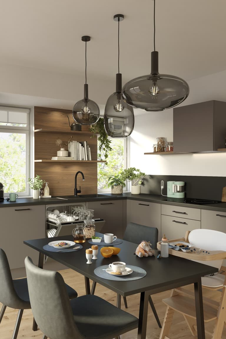 Cuisine familiale grise avec table, chaise haute, lave-vaisselle et nombreux rangements