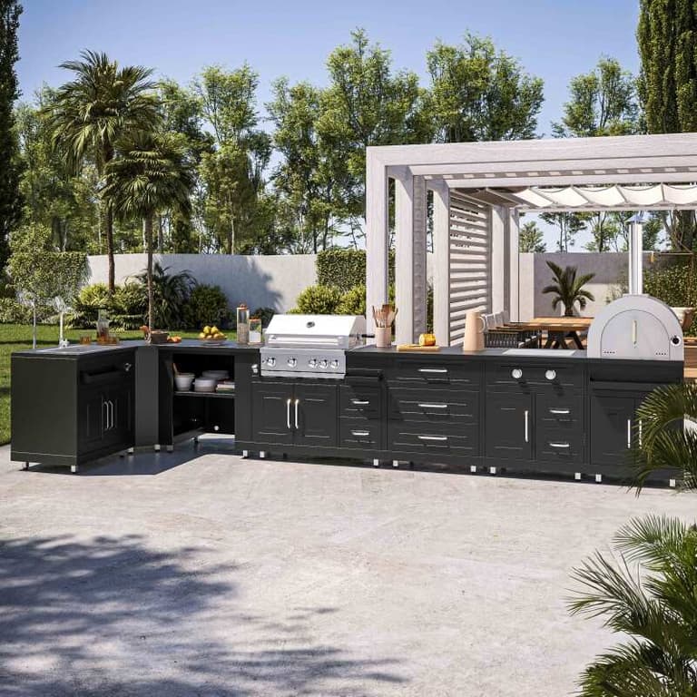 Grande cuisine extérieure noire en L avec barbecue, four à pizza, rangements et plan de travail installée dans un jardin.