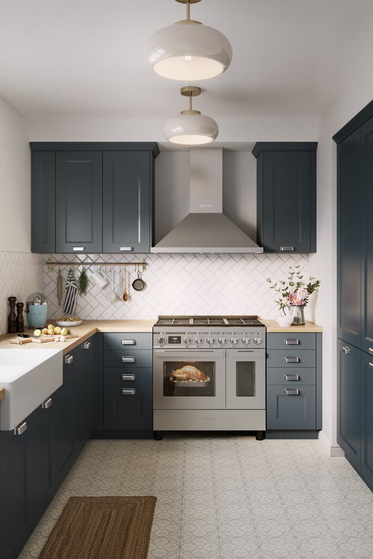 Cuisine équipée bleu profond avec grand plan de travail en bois, évier et cuisinière