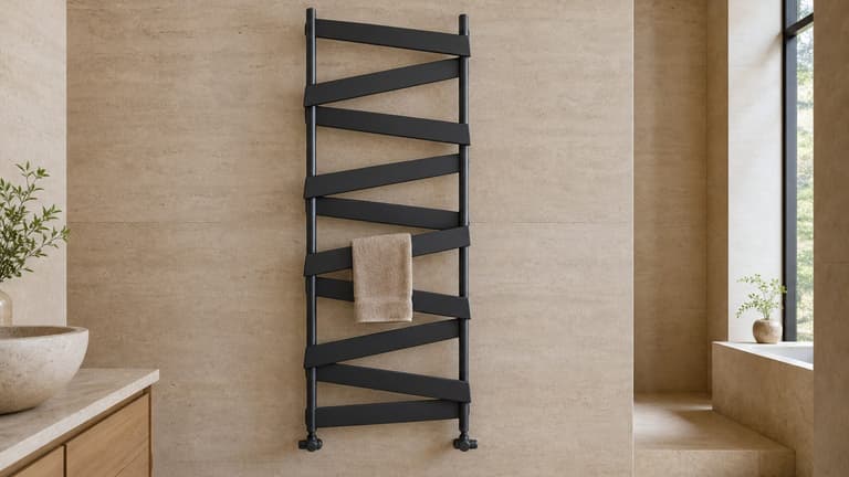 Radiateur sèche-serviettes Kazeane anthracite dans une salle de bain en travertin et bois clair