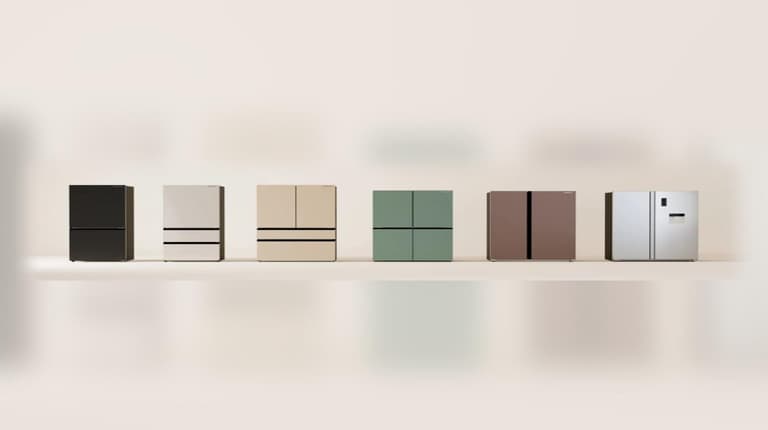 Six réfrigérateurs design noir, blanc, beige, vert, rose et inox alignés sur un fond clair