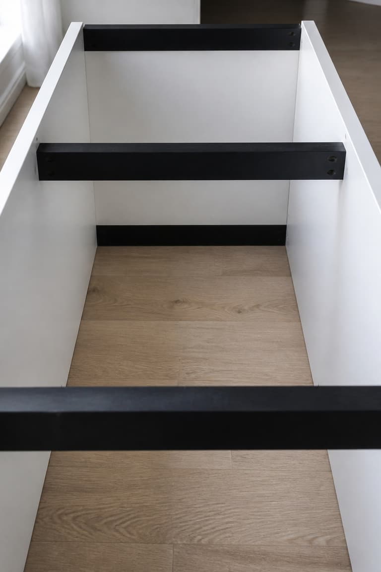Intérieur d’une table Lack cubique en cours de montage