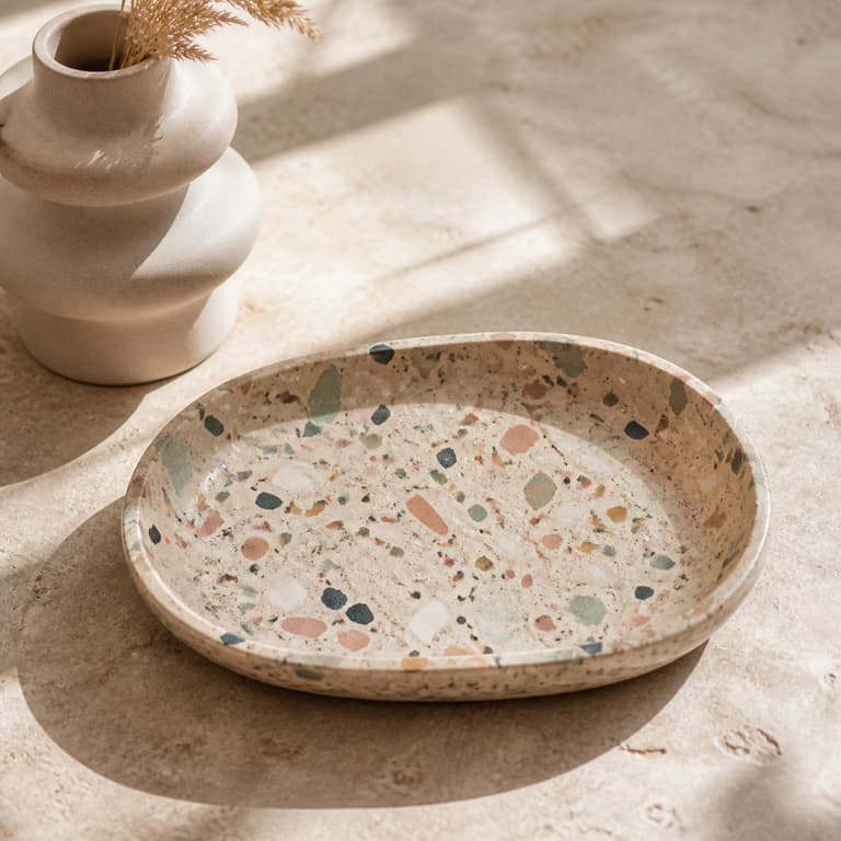 Coupelle artisanale en céramique terrazzo aux éclats colorés sur une table claire