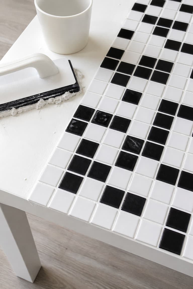 Détail graphique d’une table Lack mosaïque avec tasse de café