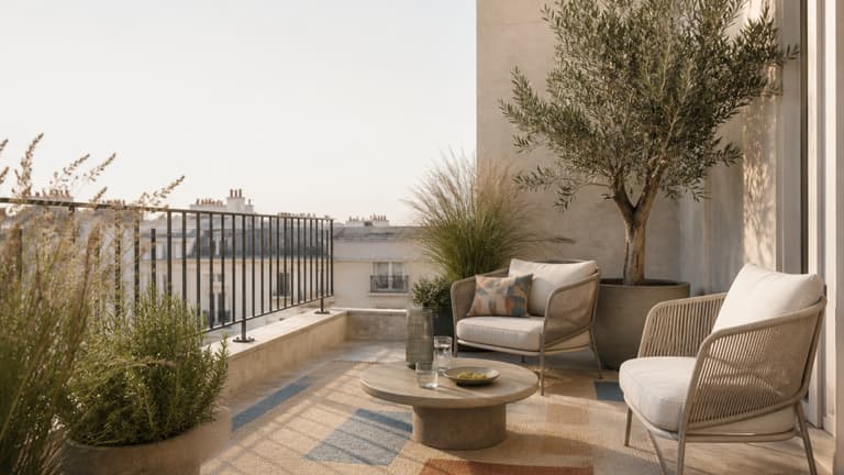 Cover : balcon parisien aménagé avec un tapis d’extérieur graphique et un salon de jardin