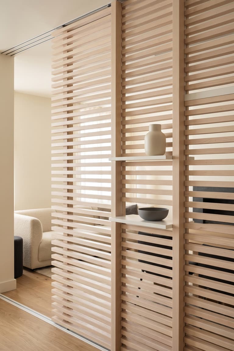 Cloison en tasseaux réalisée avec une tête de lit IKEA MANDAL