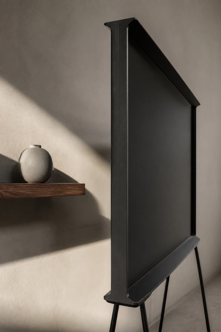 Vue de profil d’un téléviseur design inspiré de la Serif TV et de sa silhouette en I