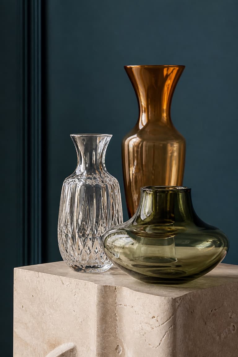 Collection de vases en cristal transparent et coloré dans une décoration contemporaine