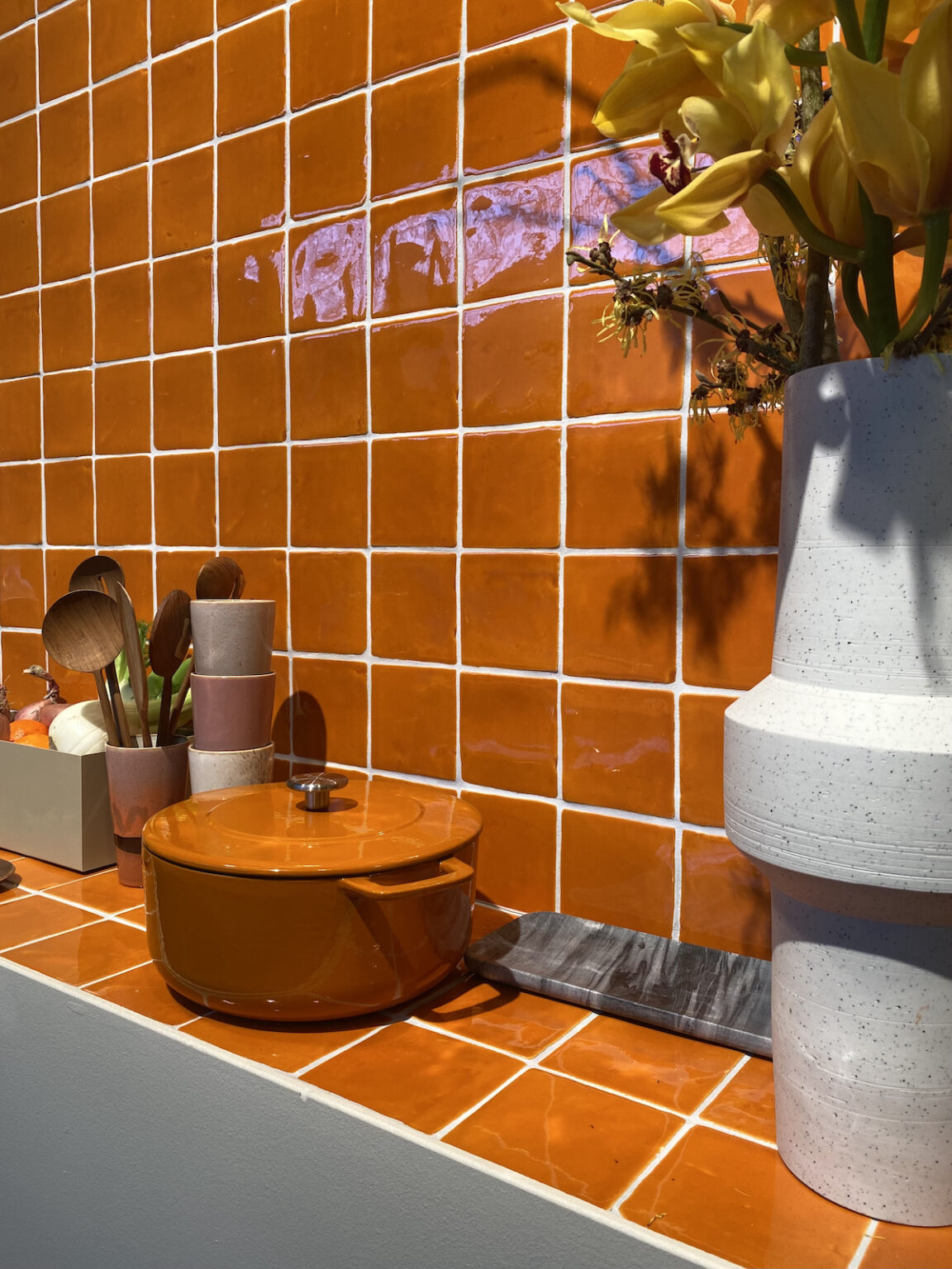 cuisine orange crédence plan de travail zellige - blog déco clem around the corner