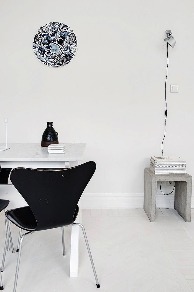 Salle à manger blanche table marbre chaise série 7 Fritz Hansen noire
