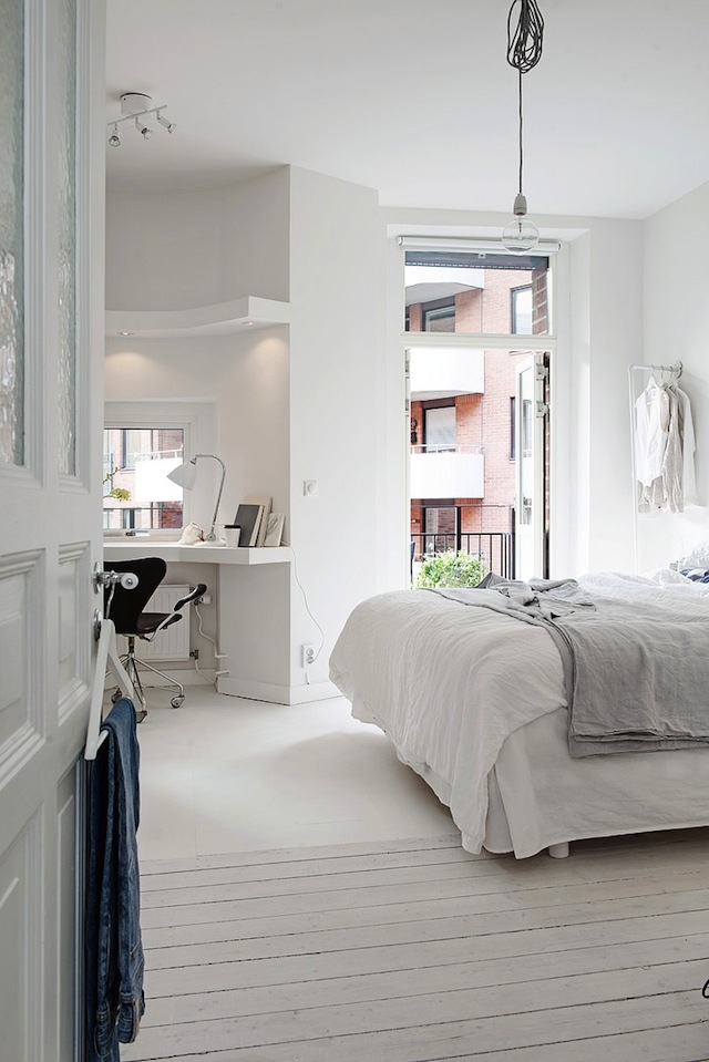 Un intérieur blanc chambre parquet blanchi bureau alcove