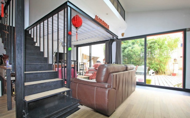 maison loft style indus industriel paris salon escalier.