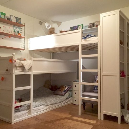 Hack transformer le lit IKEA Kura une chambre pour trois enfants.