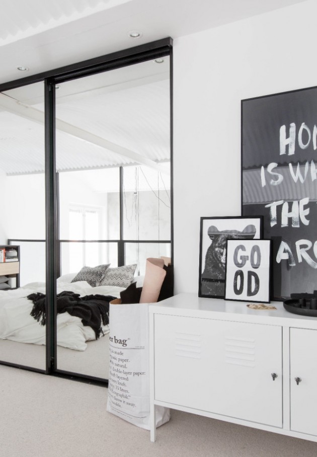 Intérieur finlandais chambre noire et blanche.