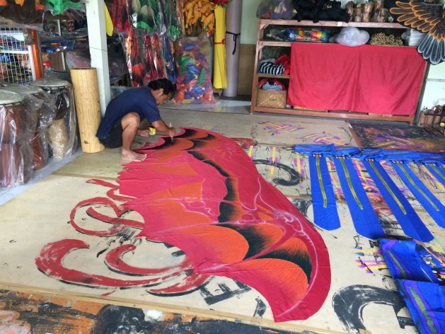 fabrication peinture cerf-volant a la main artisan bali