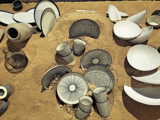 vaisselle grece dans le sable