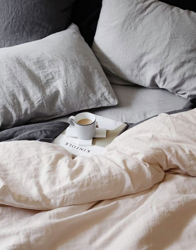 draps en lin petit dejeuner au lit cafe