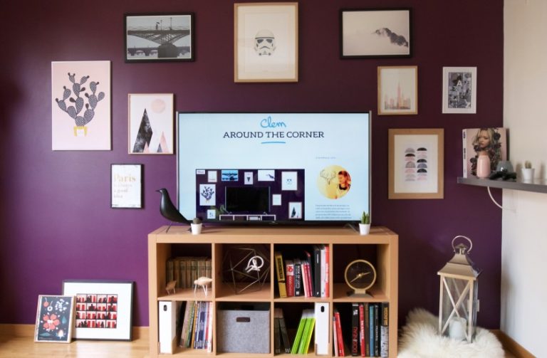 mur de cadres peinture aubergine violette