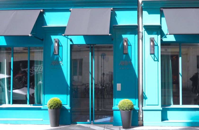 hotel design paris mur bleu turquoise immeuble saint germain des pres odéon