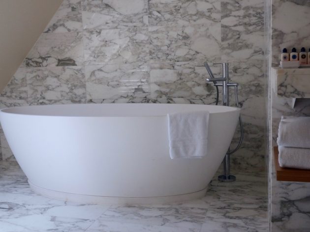 salle de bain baignoire ilot central ovale mur marbre sous les toits