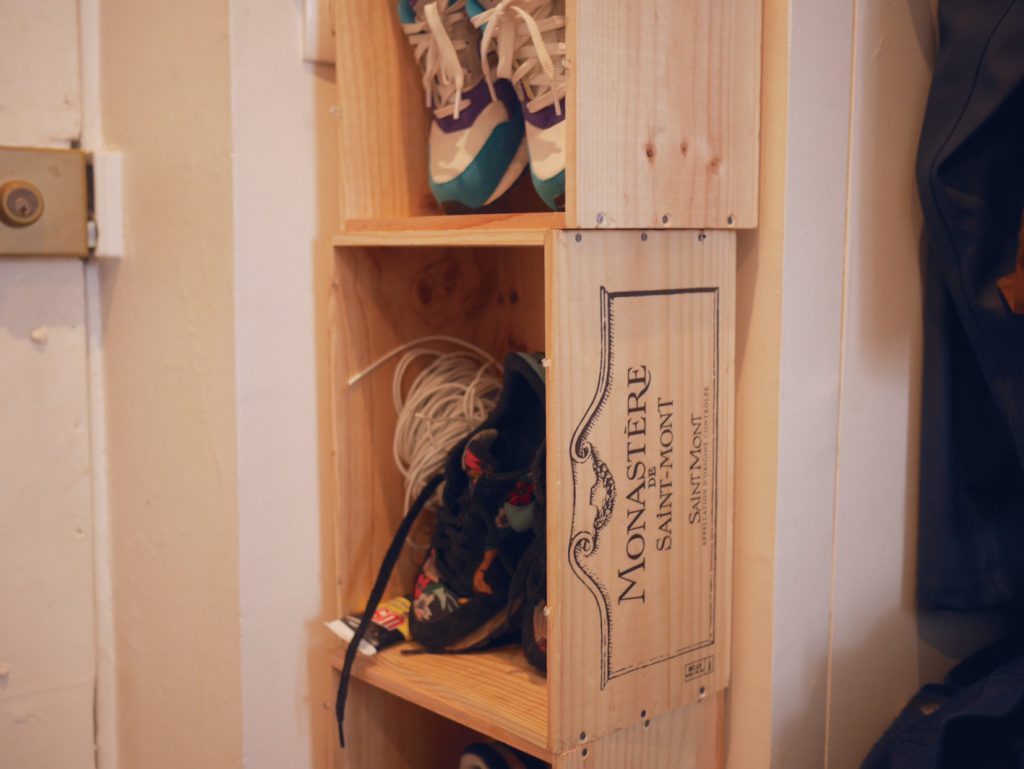 meuble chaussures entrée diy en caisse de vin vertical