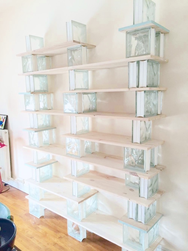 DIY bibliothèque en bois et brique de verre