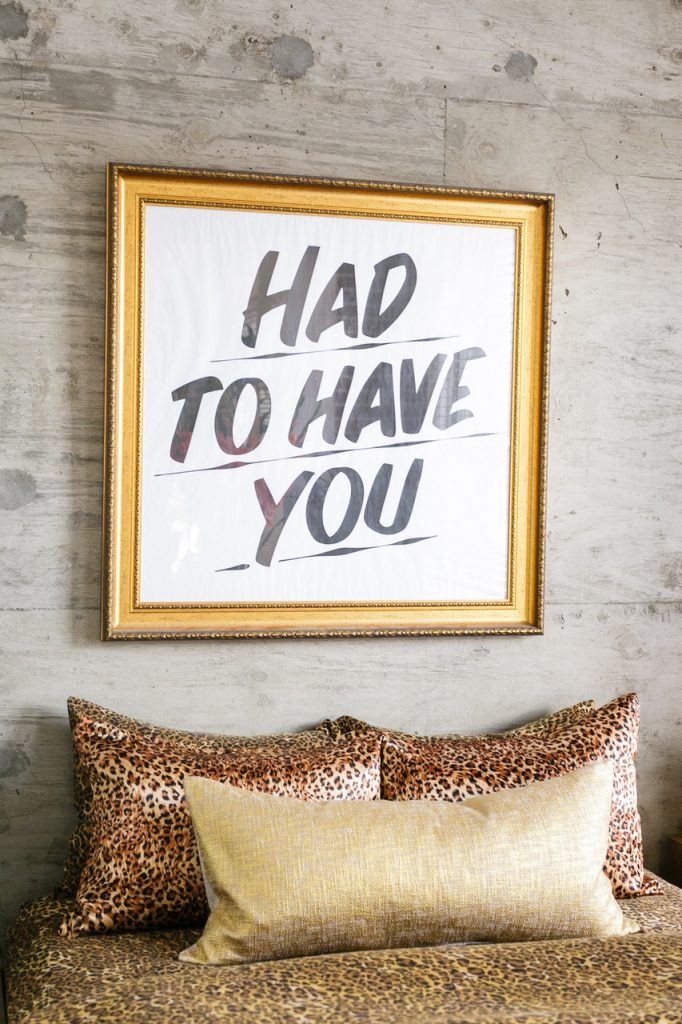 Urban jungle colorée appartement fluo multicolore