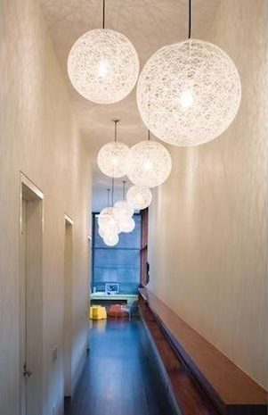 suspension boules en accumulation suite multiple décoration poétique couloir appartement - blog déco - clem around the corner