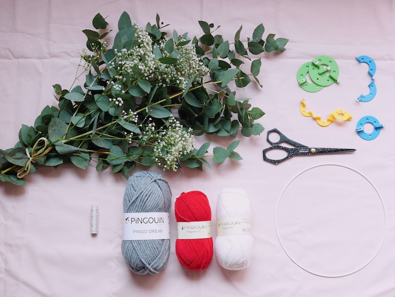 DIY : Couronne de Noël en pompons de laine et eucalyptus ClemAroundTheCorner