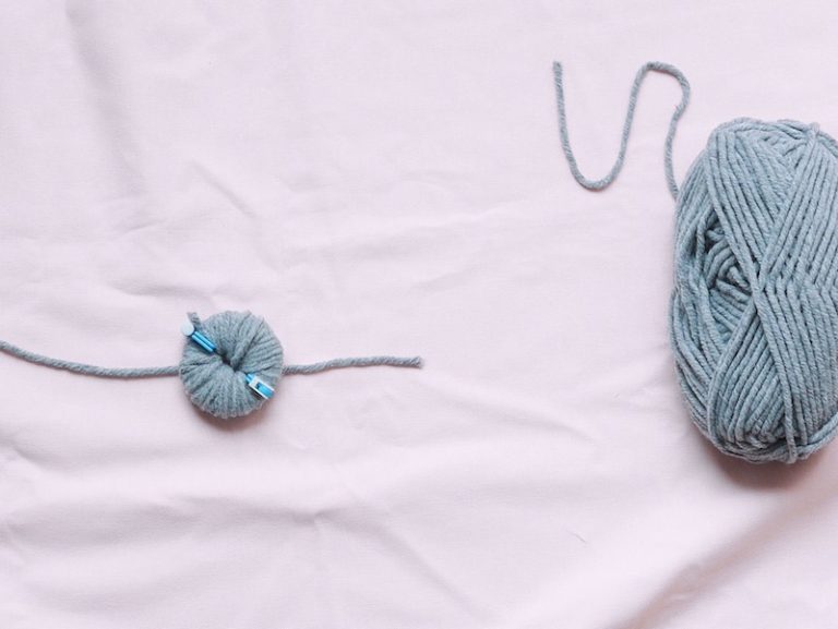 DIY : Couronne de Noël en pompons de laine et eucalyptus ClemAroundTheCorner