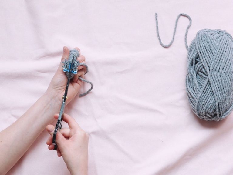 DIY : Couronne de Noël en pompons de laine et eucalyptus ClemAroundTheCorner
