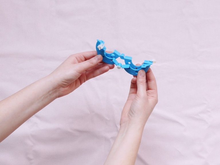 DIY : Couronne de Noël en pompons de laine et eucalyptus ClemAroundTheCorner
