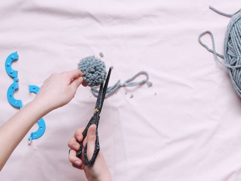 DIY : Couronne de Noël en pompons de laine et eucalyptus ClemAroundTheCorner